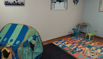 Acondicionada de forma polivalente, el aula Chaplin cuenta con luz y ventilación natural, juguetes sensoriales, espacios de estudio y de relajación. Ideal para grupos pequeños o atenciones individuales.