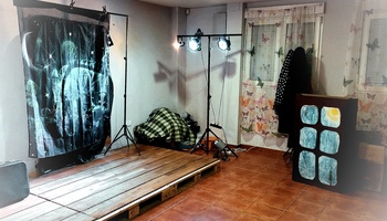 El aula Bette Davis es amplia y cuenta con luz y ventilación natural. Esta equipada para clases de teatro, danza, circo y es polivalente.
